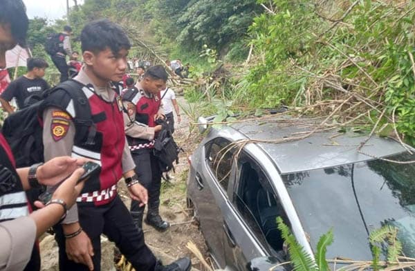 longsor_di_siatas_barita_taput_1_mobil_tertimpa_lalu_lintas_putus