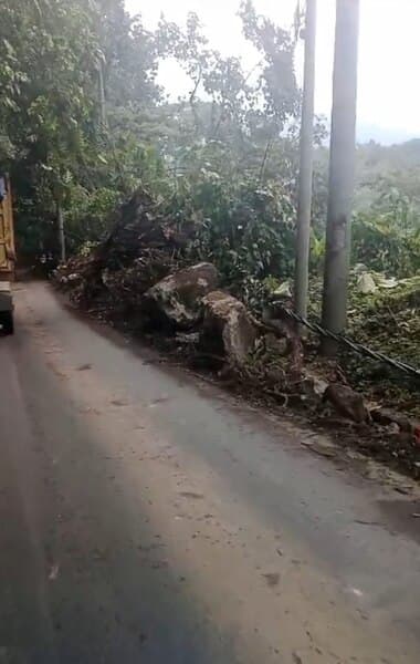 longsor_di_sibolangit_truk_lpg_sempat_terhimpit_batu