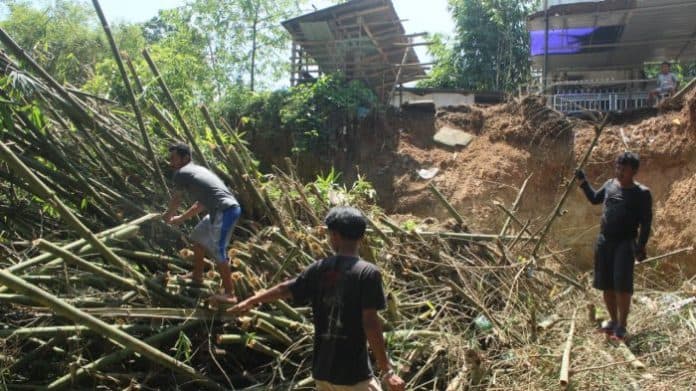 longsor_di_tepi_bah_bolon_kelurahan_tomuan_siantar_semakin_lebar
