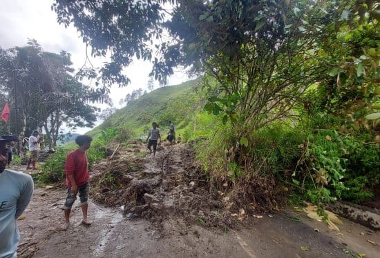 longsor_susulan_tutup_akses_menuju_haranggaol