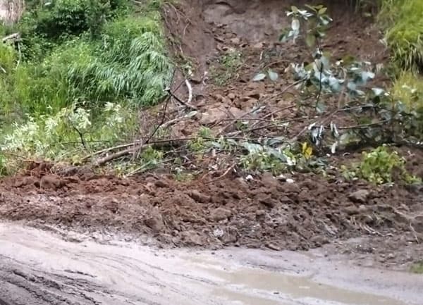 longsor_tutup_badan_jalan_warga_tigalingga_minta_pemkab_dairi_turunkan_alat_berat