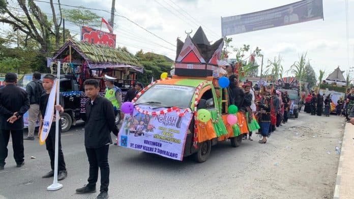 luah_kontingen_pelajar_paling_menarik_di_karnaval_pesta_budaya_njuah_njuah_dairi