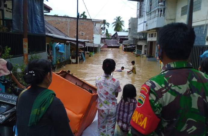 luapan_sungai_deli_warga_bantaran_sungai_terpaksa_mengungsi