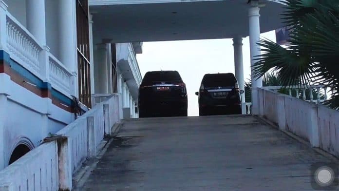 luapkan_kekesalan_gara_gara_hutang_wakil_ketua_dprd_labusel_tinggalkan_mobilnya_didepan_kantor_bupati