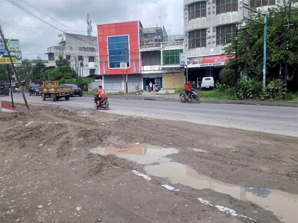 lubang_bekas_galian_proyek_pipa_pdam_di_jalan_kapten_sumarsono_ditimbun_warga_senang