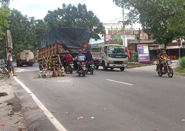 lubang_di_jalan_juanda_tebing_tinggi_ancam_keselamatan_pengendara