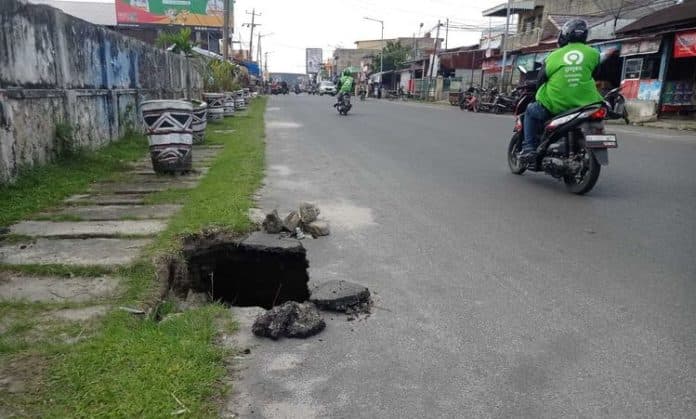 lubang_di_jalan_melanthon_siregar_siantar_bahayakan_pengendara