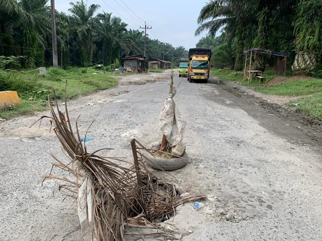 lubang_maut_di_tengah_jalan_besar_saribudolok_tak_kunjung_diperbaiki