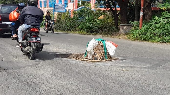 lubang_menganga_di_jalan_rakutta_sembiring_butuh_perhatian_pemerintah