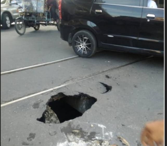 lubang_menganga_di_jalan_sutomo_medan_nyaris_makan_korban