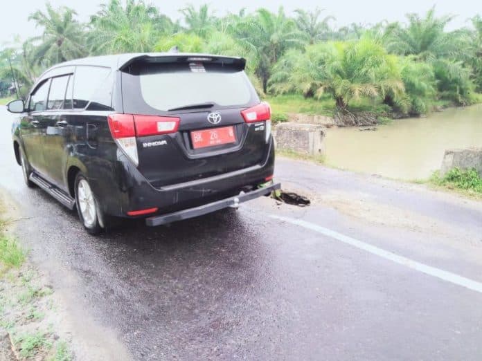 lubang_menganga_di_jembatan_perbatasan_talawi_batu_bara_siap_memangsa_korban