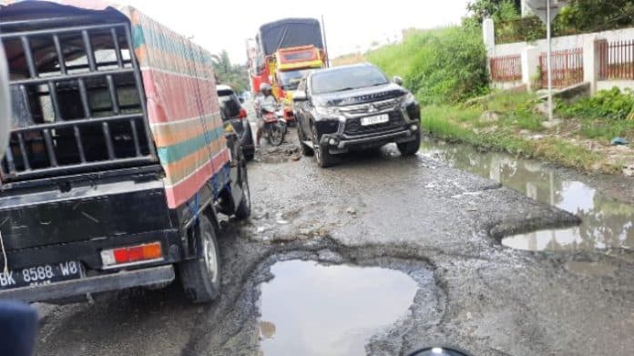 lubang_menganga_kendaraan_menari_nari_di_jalan_siantar_saribudolok_simalungun