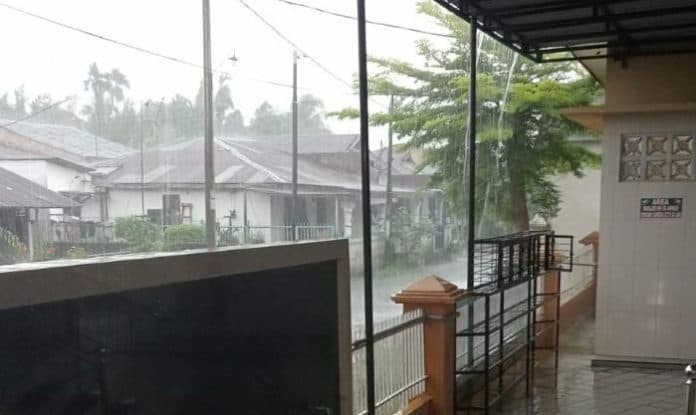 lubuk_pakam_diguyur_hujan_deras_warga_mengaku_bersyukur
