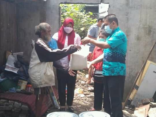 lurah_kebun_sayur_siantar_salurkan_bantuan_sembako_pada_gelandangan