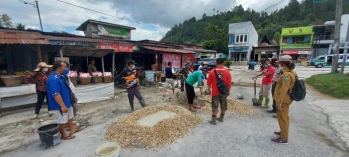 lurah_parapat_dan_warga_marharoan_bolon_perbaiki_jalan_josep_sinaga