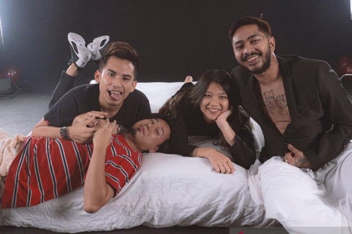 lyon_ajak_danilla_kolaborasi_untuk_lagu_fiksi_yang_indah