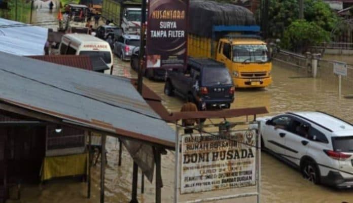 macet_akibat_banjir_bupati_labura_dan_wakil_ketua_pn_naik_ka_ke_aek_kanopan