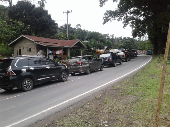macet_akibat_longsor_di_sibolangit_banyak_kendaraan_putar_arah