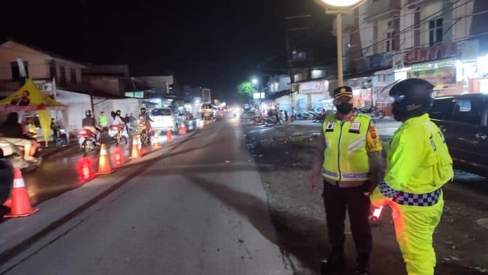 macet_di_parapat_polres_simalungun_pasang_barikade