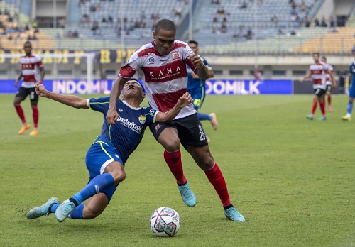 madura_united_permalukan_persib_3_1_di_kandang_sendiri