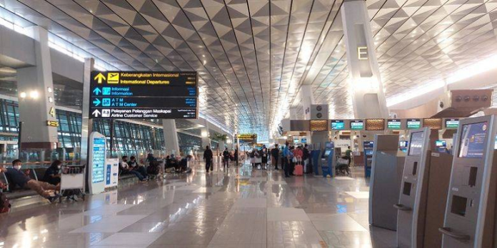 mafia_karantina_di_bandara_soetta_loloskan_penumpang_wajib_karantina_demi_rp4_juta