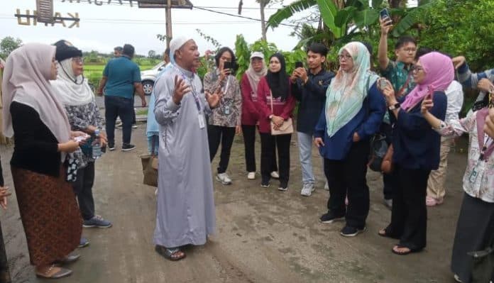 mahasiswa_3_negara_kunjungi_wisata_kuliner_pasar_kamu_di_deli_serdang