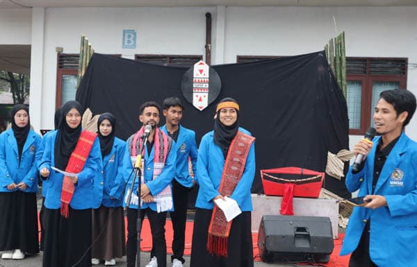 mahasiswa_asing_umsu_bacakan_puisi_etnis_toba_di_usu