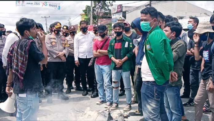 mahasiswa_dairi_demo_ke_kantor_dprd_dan_bupati_dairi