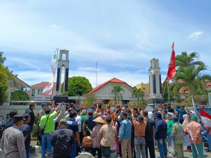 mahasiswa_dan_futasi_gurilla_demo_di_dprd_siantar_sejumlah_tuntutan_disuarakan