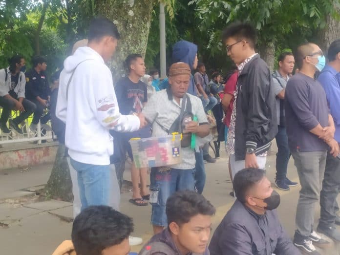 mahasiswa_demo_di_depan_kantor_dprd_siantar_pkl_raup_rezeki