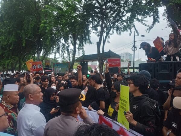 mahasiswa_demo_di_dprd_sumut_intelektual_habis_teori_jawab_tingkah_penguasa