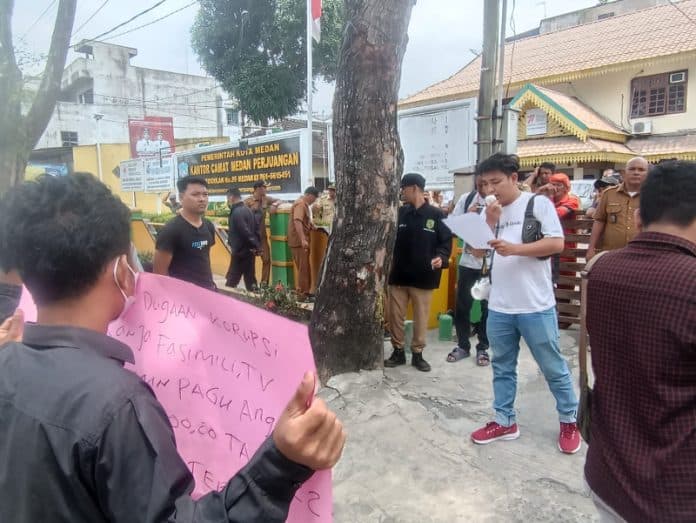 mahasiswa_demo_dugaan_korupsi_dana_kelurahan_medan_perjuangan