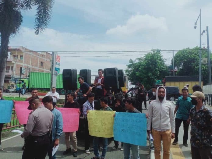 mahasiswa_demo_polda_sumut_desak_penambang_bitcoin_ditangkap