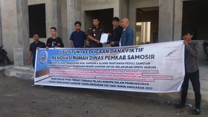 mahasiswa_desak_kejari_usut_dugaan_korupsi_renovasi_rumah_dinas_bupati_samosir