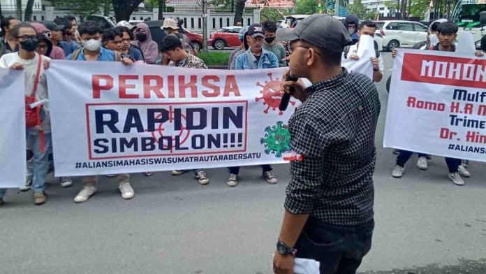 mahasiswa_desak_kejatisu_segera_periksa_rapidin_simbolon