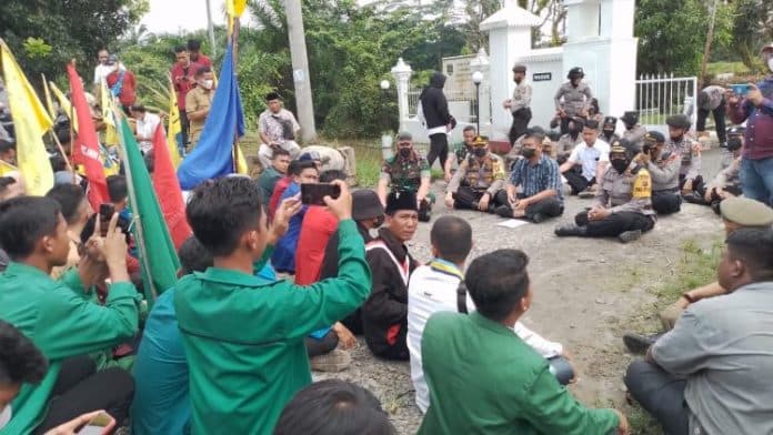 mahasiswa_di_asahan_demo_tolak_kenaikan_harga_bbm