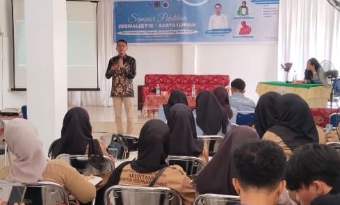 mahasiswa_fakultas_ekonomi_ummas_dibekali_pengetahuan_jurnalistik