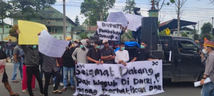 mahasiswa_gelar_aksi_di_kantor_dprd_dairi_massa_kondisi_sedang_tidak_baik_baik_saja
