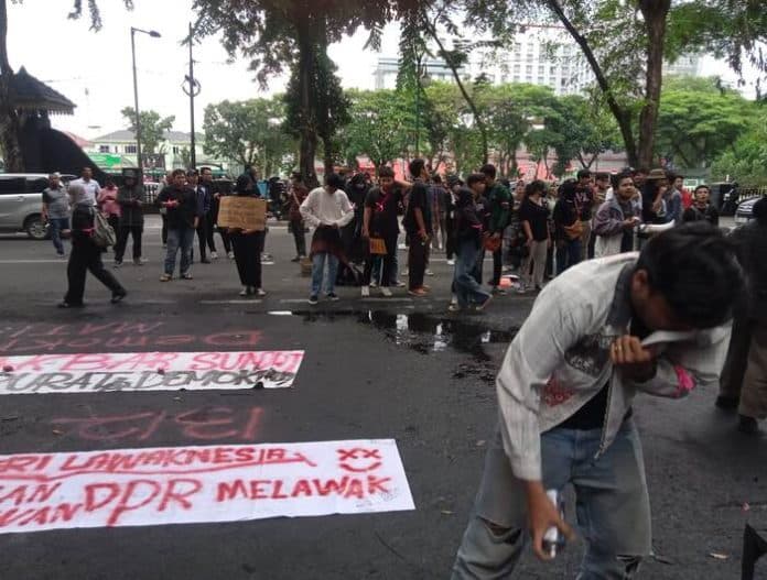 mahasiswa_kembali_demo_ke_dprd_sumut_sampaikan_berbagai_tuntutan