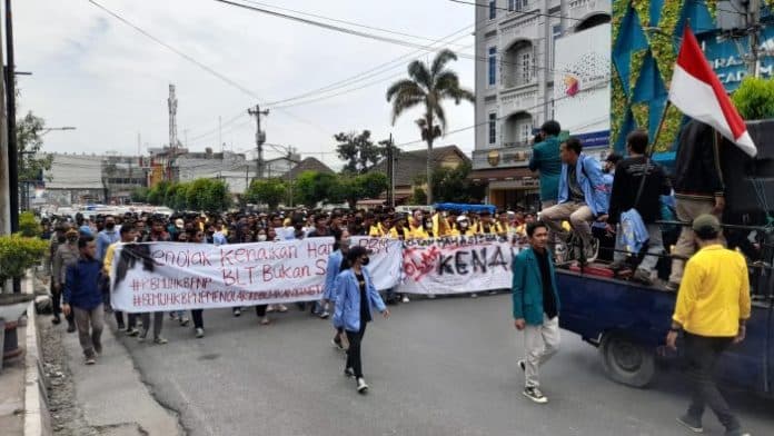 mahasiswa_kesal_oknum_diduga_intel_kepolisian_menyusup_ke_barisan_unras_di_siantar