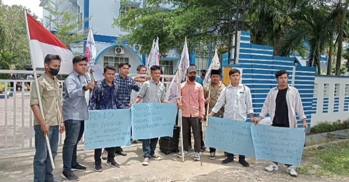 mahasiswa_minta_bupati_deli_serdang_evaluasi_kadis_pendidikan