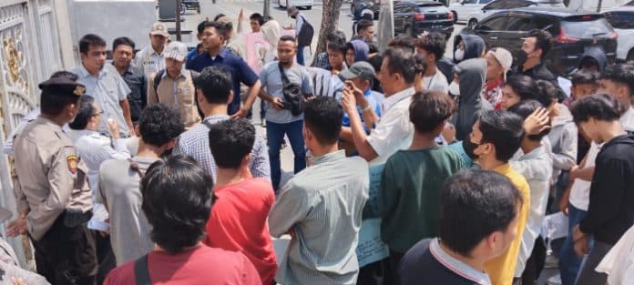 mahasiswa_minta_gubernur_sumut_evaluasi_kabag_kesra