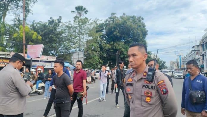 mahasiswa_nommensen_medan_blokir_jalan_arus_lalu_lintas_dialihkan