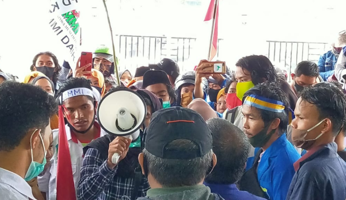 mahasiswa_pmii_aksi_damai_di_kantor_dprd_dairi
