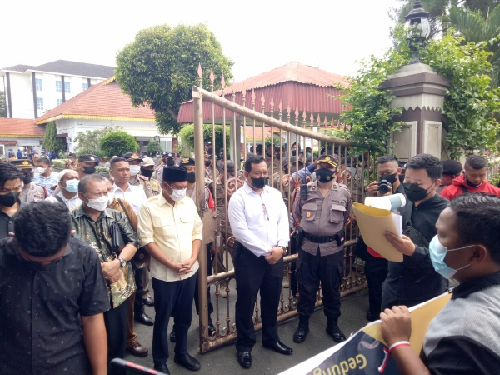 mahasiswa_tebing_tinggi_geruduk_dprd_tolak_jokowi_3_periode