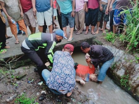 mahasiswa_tewas_tabrak_parit_beton_di_sergai