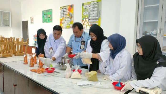 mahasiswa_umsu_ciptakan_snack_sehat_pakan_unggas