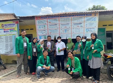 mahasiswa_unimal_kkn_di_punden_rejo_bagikan_sabun_cuci_tangan_buatan_sendiri
