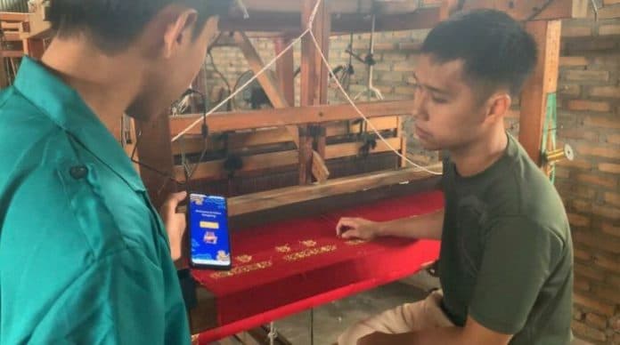mahasiswa_unimed_kenalkan_aplikasi_teropong_pada_penenun