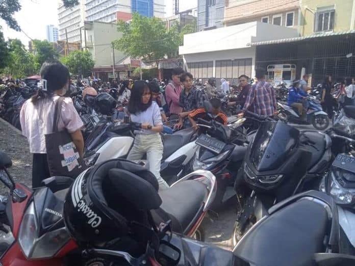 mahasiswa_unpri_parkir_sembarangan_di_luar_kampus_warga_protes_akses_masuk_terganggu